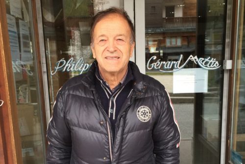 Gérard MATTIS posant devant un de ses magasins. Crédits : Gérard MATTIS