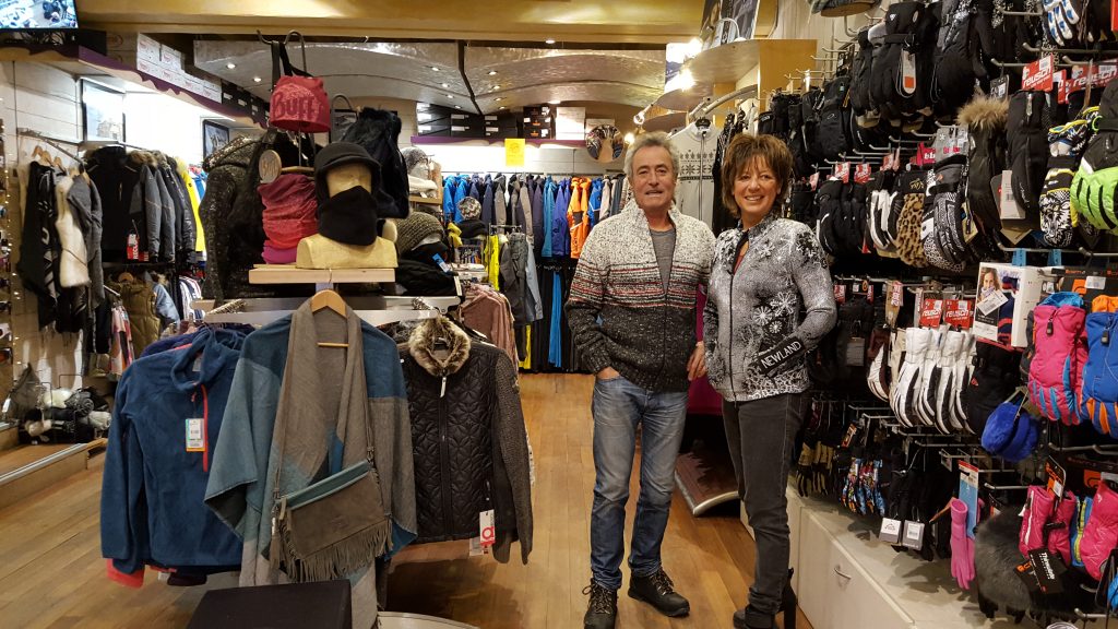 Bruno et Brigitte, gérant du magasin Intersport à Barèges dans les Pyrénées