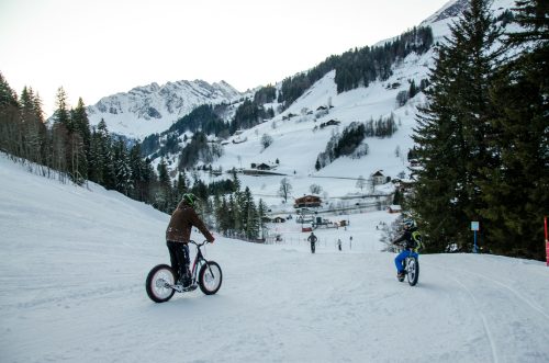 Le Fa'trott est une trottinette des neiges qui adhère à la neige grâce à ses larges pneus Le Fa'trott est une trottinette des neiges qui adhère à la neige grâce à ses larges pneus