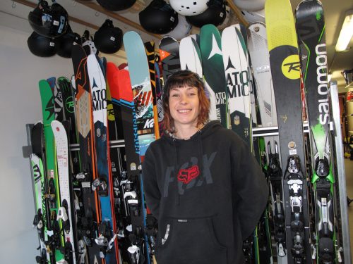 Julie Dugand, responsable d'atelier et skiman au magasin Intersport Free Sport La Clusaz Julie Dugand, responsable d'atelier et skiman au magasin Intersport Free Sport La Clusaz