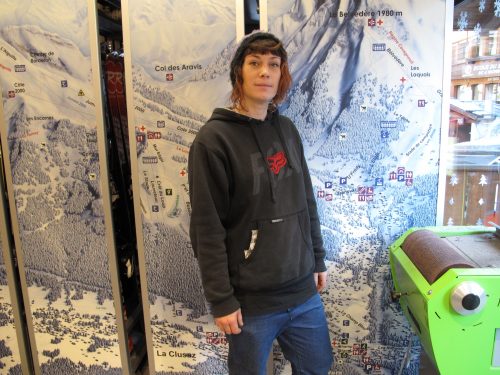 Julie Dugand, responsable d'atelier et skiman au magasin Intersport Free Sport La Clusaz Julie Dugand, responsable d'atelier et skiman au magasin Intersport Free Sport La Clusaz