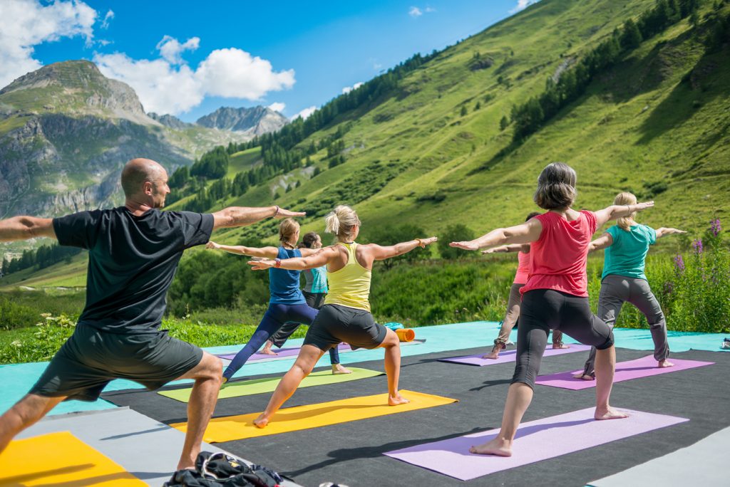 Séance de yoga à Val d'Isère (®Val d'Isère Tourisme)