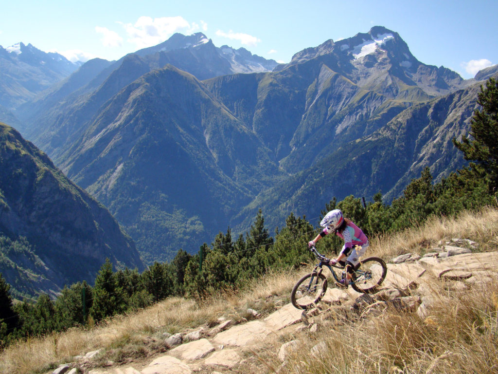 Lucy Paltz aux 2 Alpes Lucy Paltz aux 2 Alpes ((bike parks)