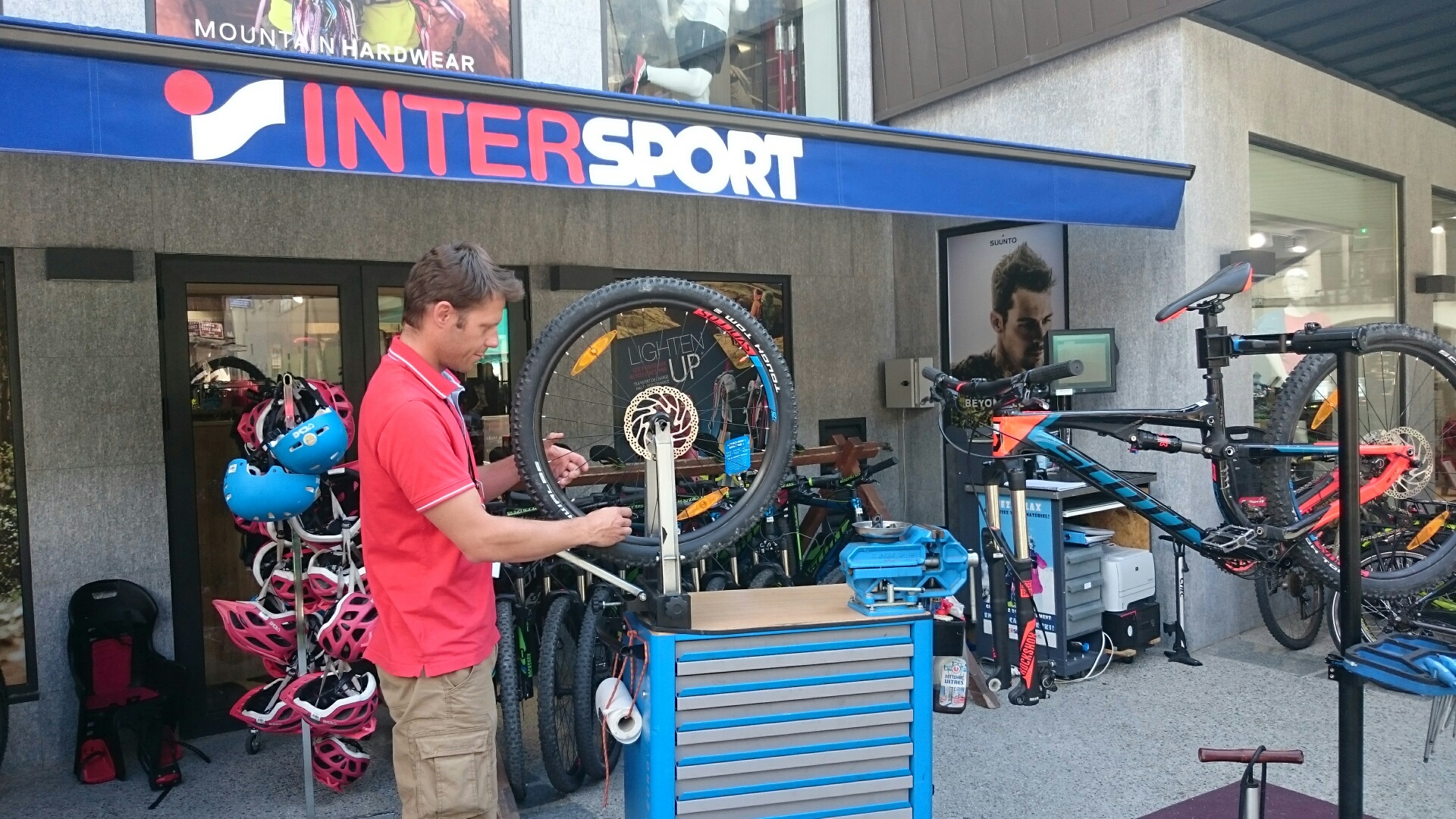 Julien Forêt, mécanicien VTT au magasin Intersport de Chamonix Julien Forêt, mécanicien VTT au magasin Intersport de Chamonix