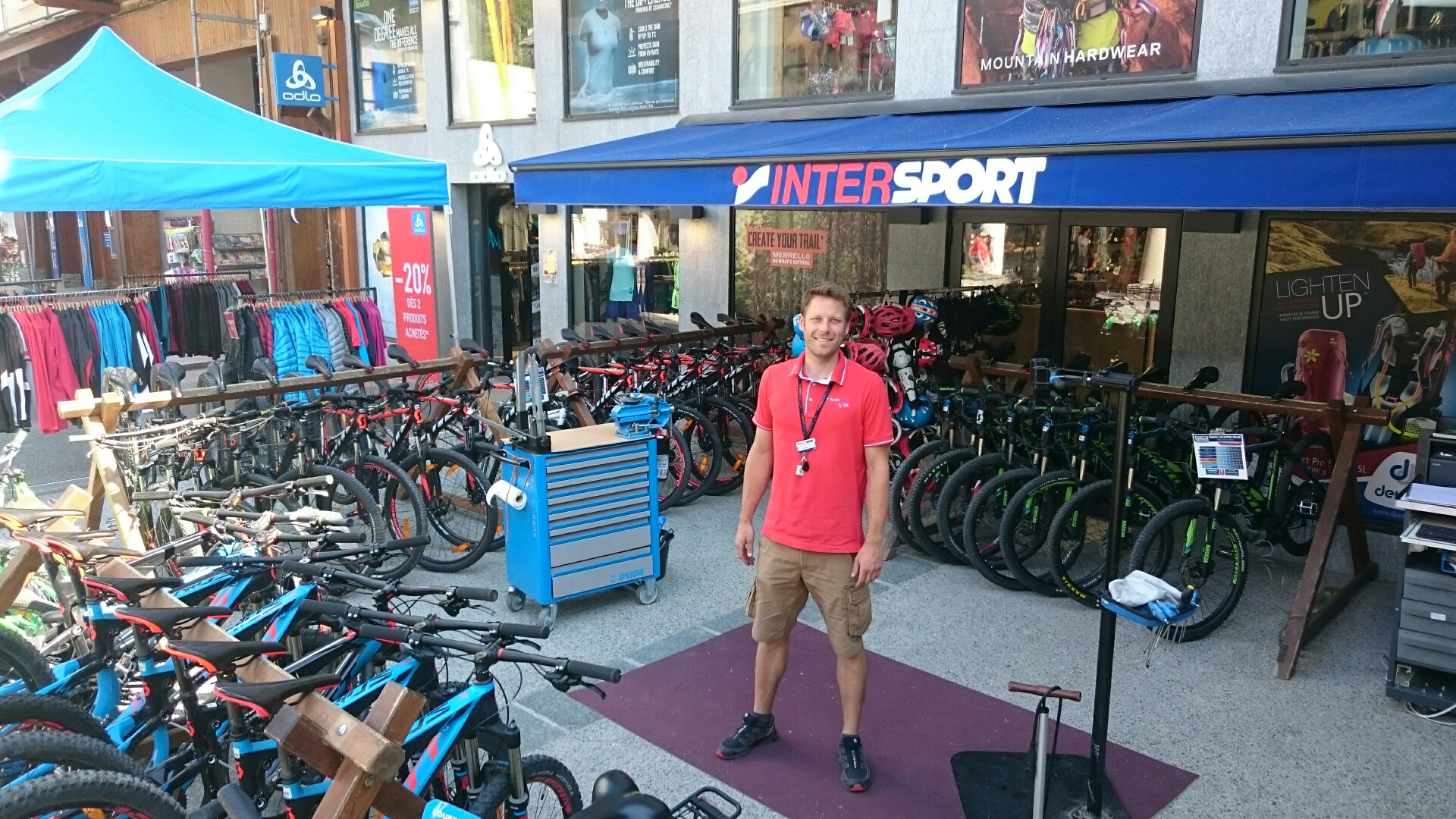 Julien Forêt, mécanicien VTT au magasin Intersport de Chamonix Julien Forêt, mécanicien VTT au magasin Intersport de Chamonix
