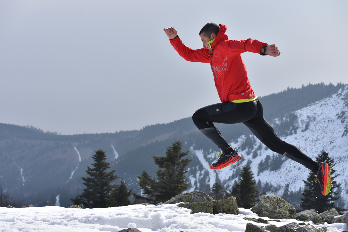 Trail hivernale (Florian Olivier) Un trailer est entrain de courir sur la neige (Florian Olivier)