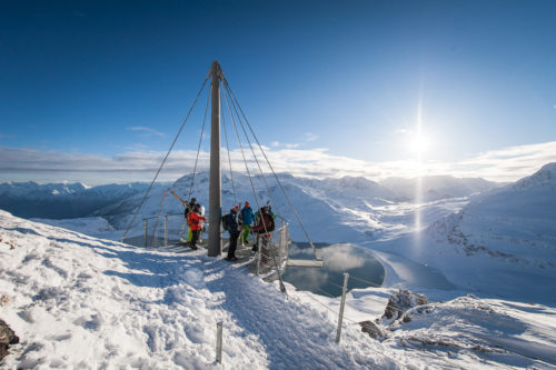 Suspendue au-dessus du vide à Val Cenis, cette plateforme circulaire surplombe le lac du Mont-Cenis avec 1000 mètres sous vos pieds. Crédit : A. Pernet