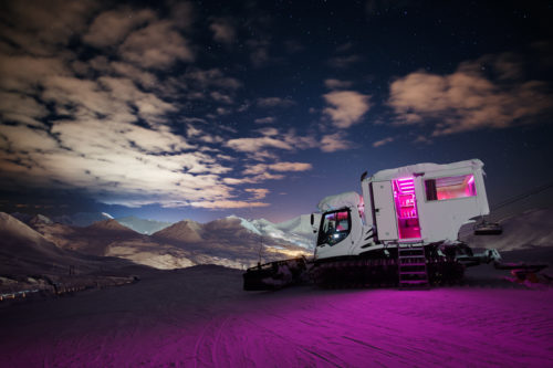 Seul au monde au sommet des pistes pour une nuit : dormir dans une dameuse, La Plagne l’a fait et c’est inédit !