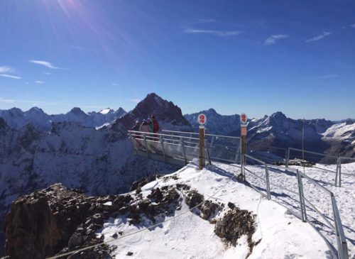 Avec 1400m de vide sous les chaussures, effet wow garanti sur la passerelle panoramique des 2 Alpes Crédit : OT les 2 Alpes