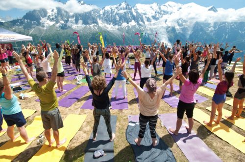 Désormais, parmi le top 10 des festivals dans le monde, le Chamonix Yoga Festival accueille pendant 3 jours, du 5 au 7 juillet 2019, des pratiquants novices ou passionnés, en extérieur : centre-ville ou sommet des montagnes, ou en intérieur dans les merveilleuses salles du Majestic. En tout, 50 classes et 30 professeurs. Sur la photo, une session Yoga au Brévent face au Mont Blanc. © Claire Rounds/Chamonix Yoga Festival