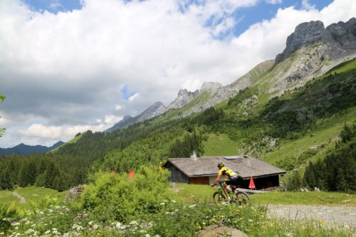 Le VTT est une excellente monture pour découvrir la montagne ! Ici dans les Aravis