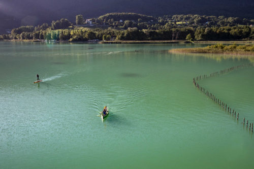 Le lac émeraude d’Aiguebelette est interdit aux moteurs thermiques, idéal pour les sports de rame. Crédit : Savoie-Mont-Blanc / destinations lacs