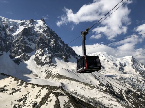 Le téléphérique de l’Aiguille du Midi à Chamonix avec sa cabine panoramique. © Sandra Stavo-Debauge