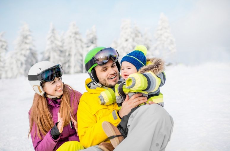Partir au ski avec un bébé : conseils et bons plans