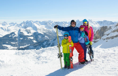 Famille heureuse au ski